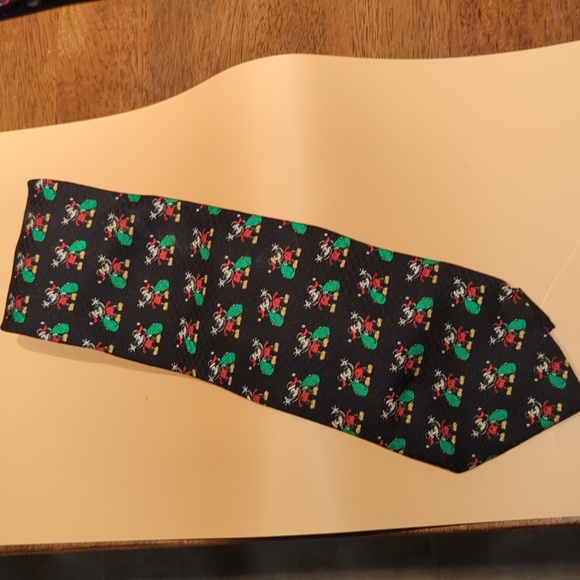 Santa Mickey Mouse Mickey & Co Necktie Disney Holiday Christmas 100% Silk - Picture 2 of 4